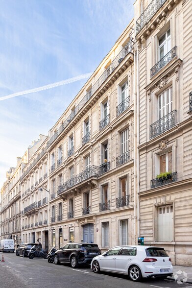 19 Rue De Marignan, Paris à louer - Photo du bâtiment - Image 2 de 4