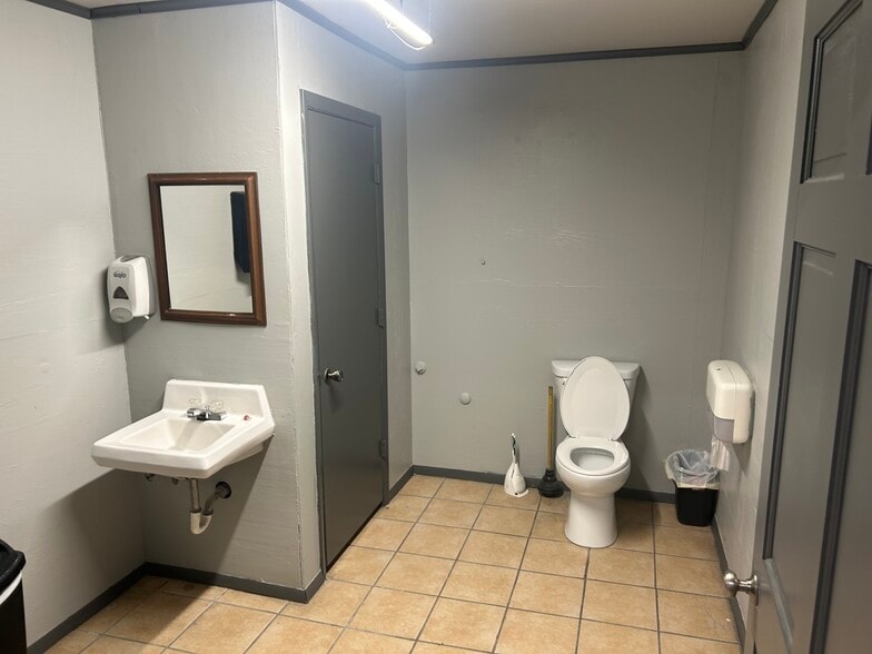 310 Portland Rd, Waterloo, WI for lease - Building Photo - Image 3 of 9