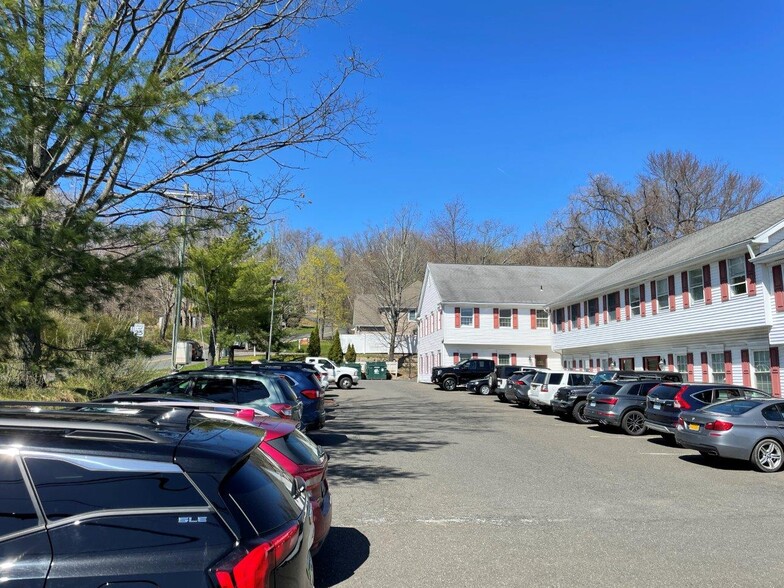 39 Mill Plain Rd, Danbury, CT for sale - Building Photo - Image 2 of 5