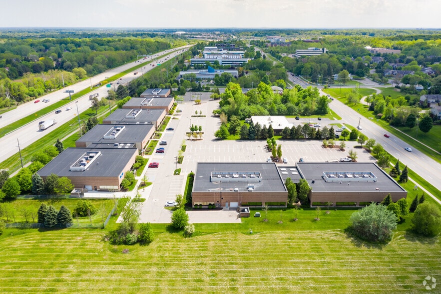 22630 Haggerty Rd, Farmington Hills, MI à louer - Photo du bâtiment - Image 2 de 7