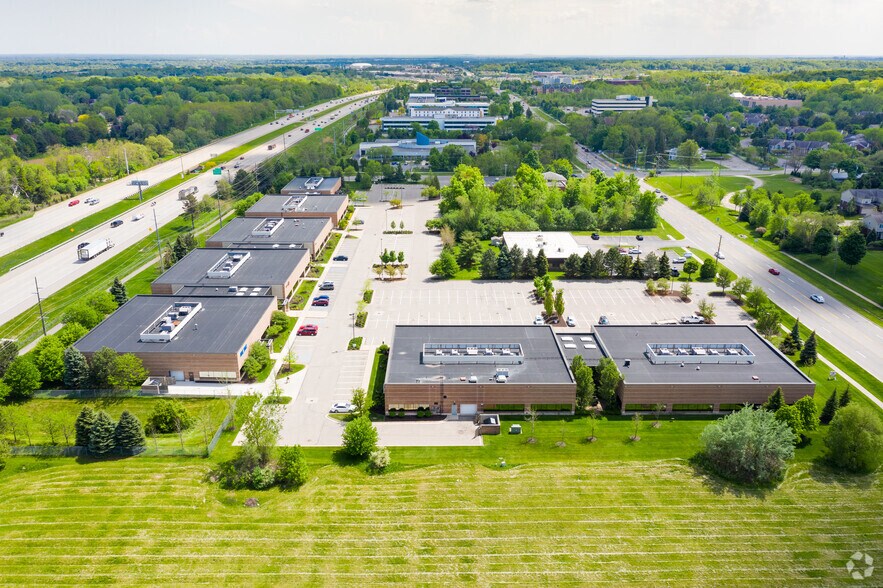 22630 Haggerty Rd, Farmington Hills, MI à louer - Photo du bâtiment - Image 2 de 7