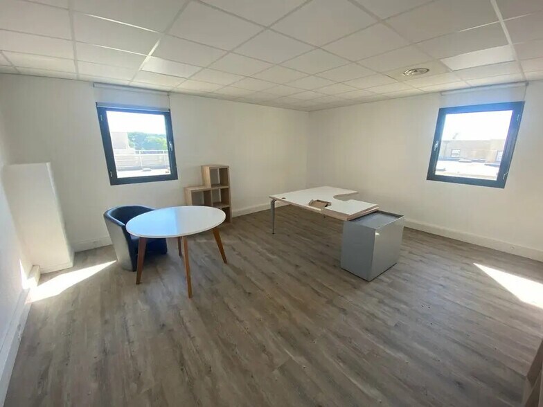 415 Rue Claude Nicolas Ledoux, Aix-en-Provence for lease - Interior Photo - Image 2 of 2