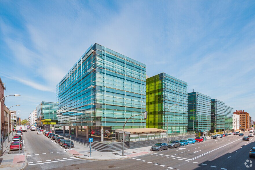 Calle Santa Leonor, 65, Madrid, Madrid à louer - Photo du bâtiment - Image 1 de 27