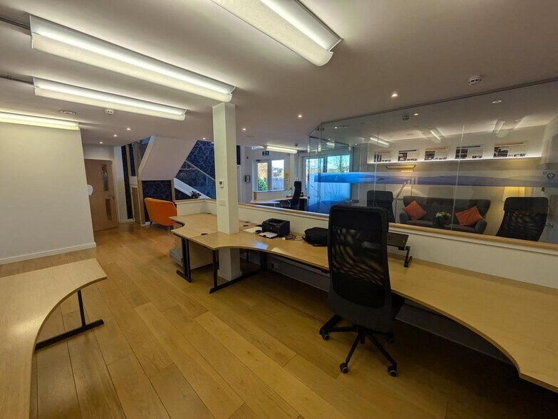 Douglas Dr, Godalming à vendre - Photo du bâtiment - Image 3 de 8