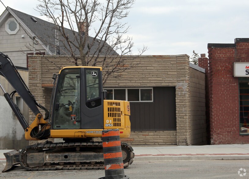 1411-1417 Kingston Road portefeuille de 4 propriétés à vendre sur LoopNet.ca - Photo du bâtiment - Image 3 de 4