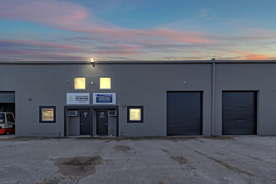 14000-14048 SW 140th St, Miami, FL à louer - Photo du bâtiment - Image 2 de 21