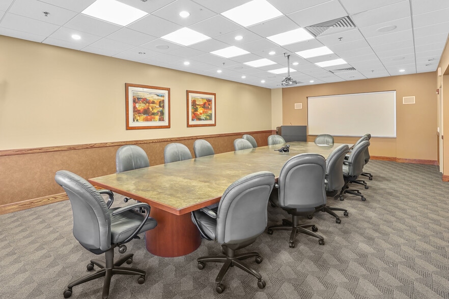 3451 Hammond Ave, Waterloo, IA for lease - Building Photo - Image 3 of 17