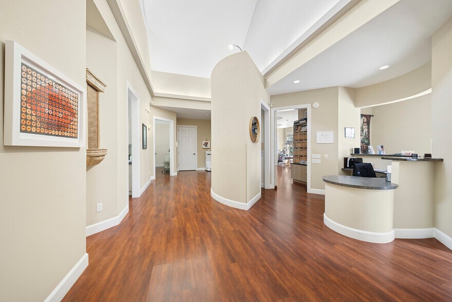 16 Old Riverhead Rd, Westhampton Beach, NY à louer - Photo du bâtiment - Image 3 de 11