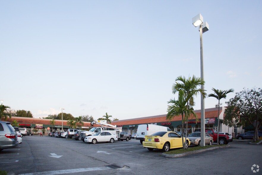 15682-15692 SW 72nd St, Miami, FL à louer - Photo du bâtiment - Image 3 de 5