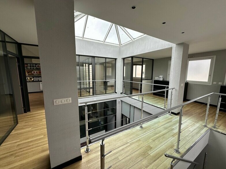 Office in Saint-Maur-des-Fossés for lease - Interior Photo - Image 1 of 5