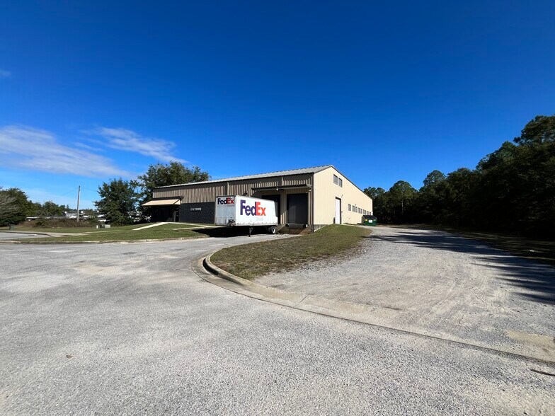 7999 Armstrong Rd, Milton, FL for sale - Building Photo - Image 1 of 11