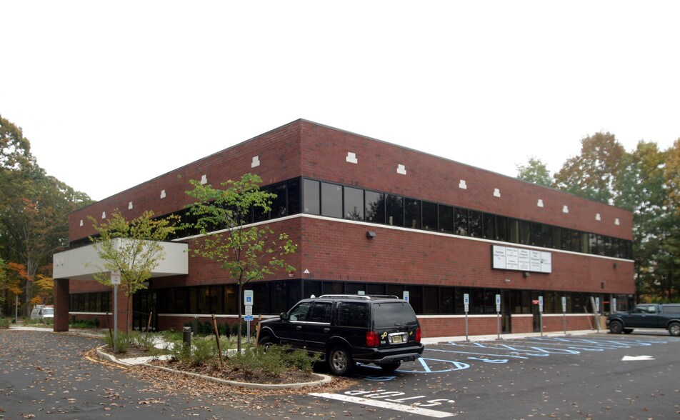 50 Franklin Ln, Manalapan Township, NJ à louer - Photo du bâtiment - Image 2 de 11