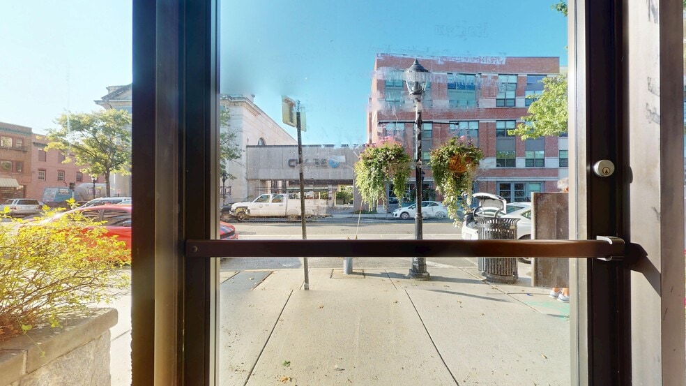 42 W Main St, Riverhead, NY à louer - Photo du bâtiment - Image 3 de 22