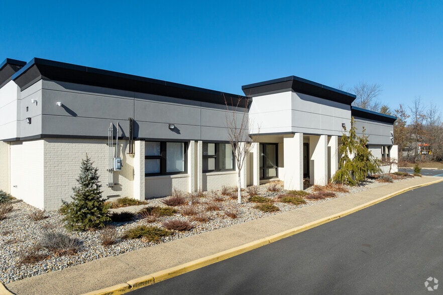 900 W Main St, Freehold, NJ for lease - Building Photo - Image 3 of 13