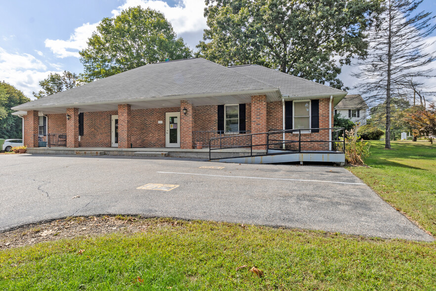 41 W High St, East Hampton, CT à vendre - Photo principale - Image 1 de 1