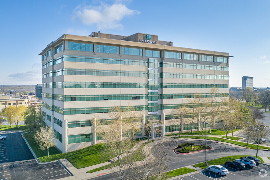 7045 College Blvd, Overland Park, KS à louer - Photo du bâtiment - Image 2 de 12
