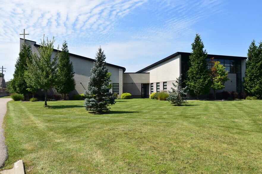 35127 Garfield Rd, Clinton Township, MI à louer - Photo du bâtiment - Image 1 de 6