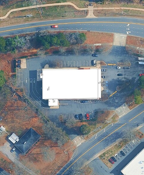 2400 Little Rock Rd, Charlotte, NC à louer - Photo du bâtiment - Image 2 de 4
