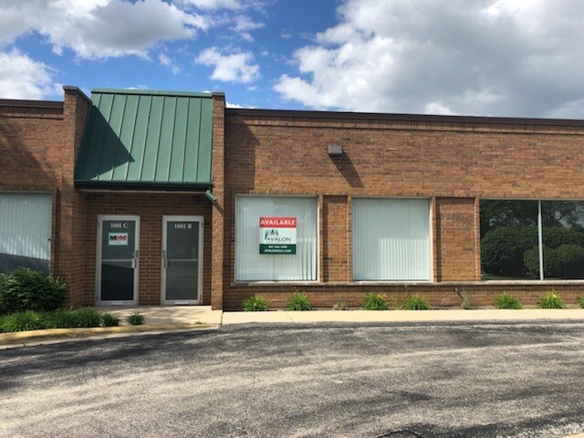 1801 Hicks Rd, Rolling Meadows, IL à louer - Photo du bâtiment - Image 2 de 7