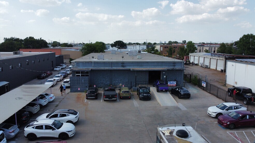 2615 Brenner Dr, Dallas, TX à vendre - Photo du bâtiment - Image 2 de 13