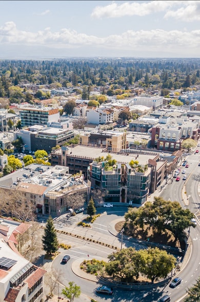 102 University Ave, Palo Alto, CA à louer - Photo du bâtiment - Image 3 de 5