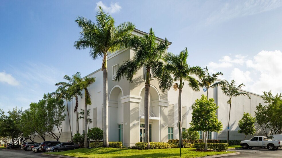 12200 NW 25th St, Miami, FL à louer - Photo du bâtiment - Image 3 de 17