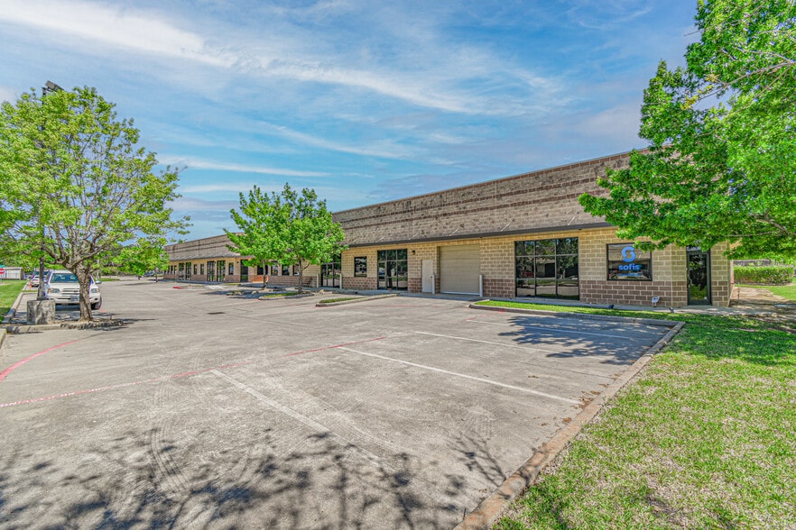 500 Spring Hill Dr, Spring, TX à louer - Photo du bâtiment - Image 3 de 13