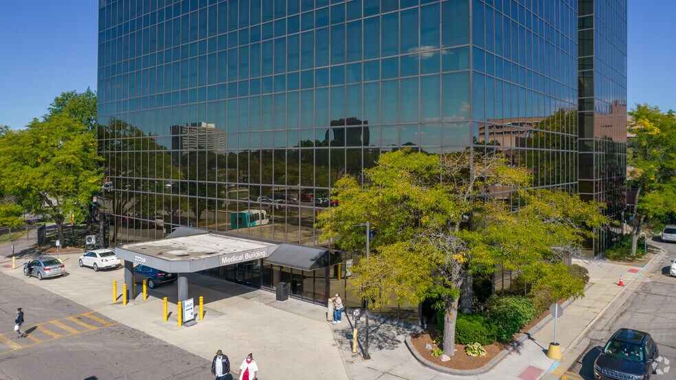 22250 Providence Dr, Southfield, MI à louer - Photo du bâtiment - Image 3 de 12