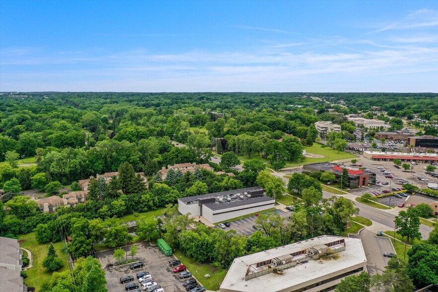 26771 W 12 Mile Rd, Southfield, MI à louer - Photo du bâtiment - Image 3 de 9