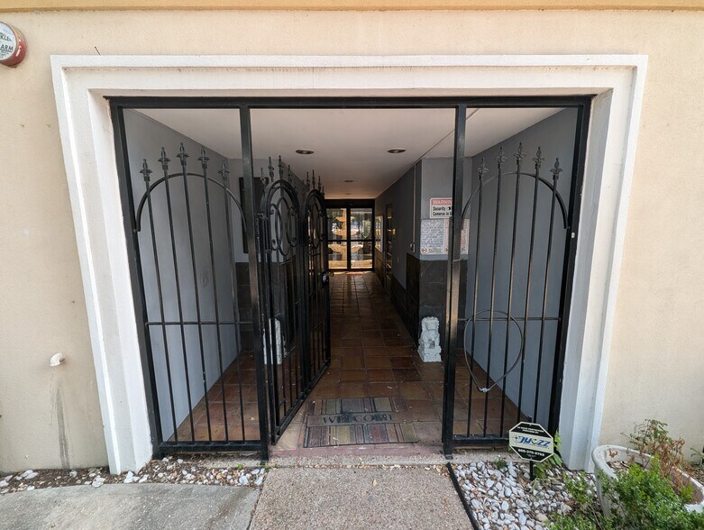 4005 Menchaca Rd, Austin, TX à vendre - Photo du bâtiment - Image 2 de 15