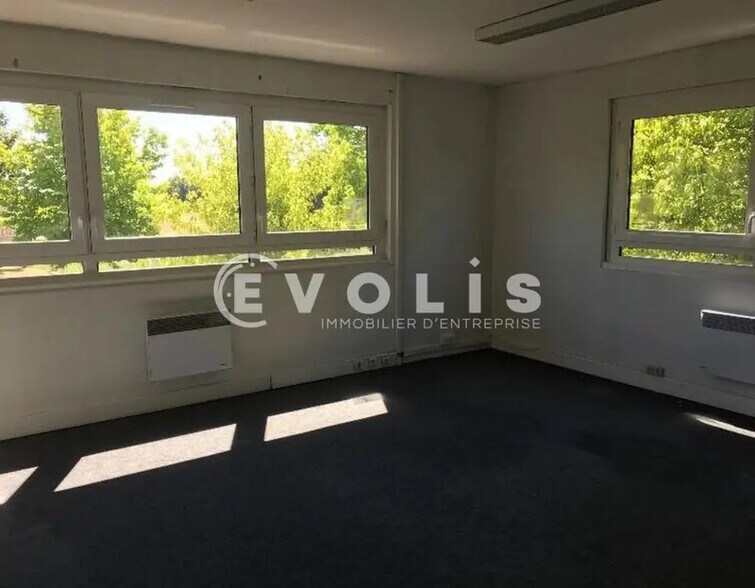 Office in Quincy-Voisins for lease - Interior Photo - Image 3 of 4