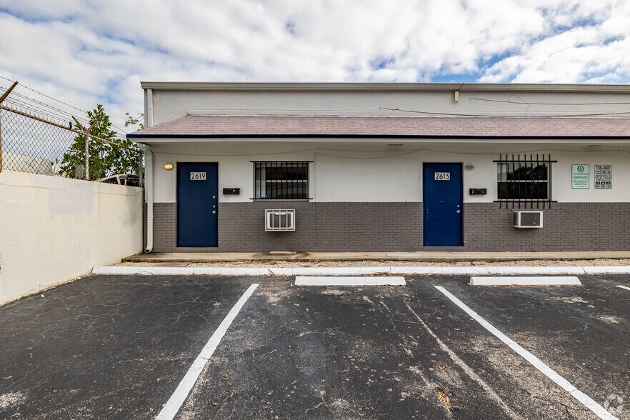 2610-2619 NW 4th St, Fort Lauderdale, FL à louer - Photo du bâtiment - Image 3 de 10