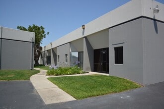 1126-1140 E Chestnut Ave, Santa Ana, CA à louer Photo du bâtiment- Image 2 de 12
