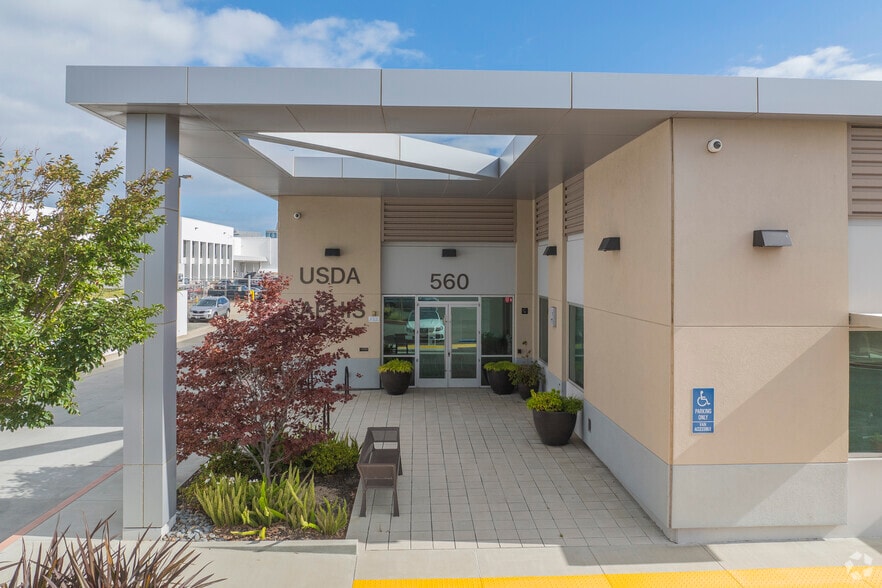 560 Eccles Ave, South San Francisco, CA à vendre - Photo du bâtiment - Image 3 de 10