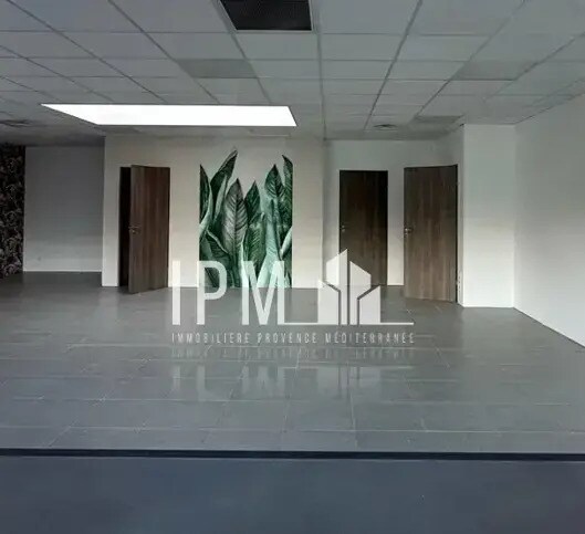 Retail in Roquevaire for lease - Interior Photo - Image 1 of 5