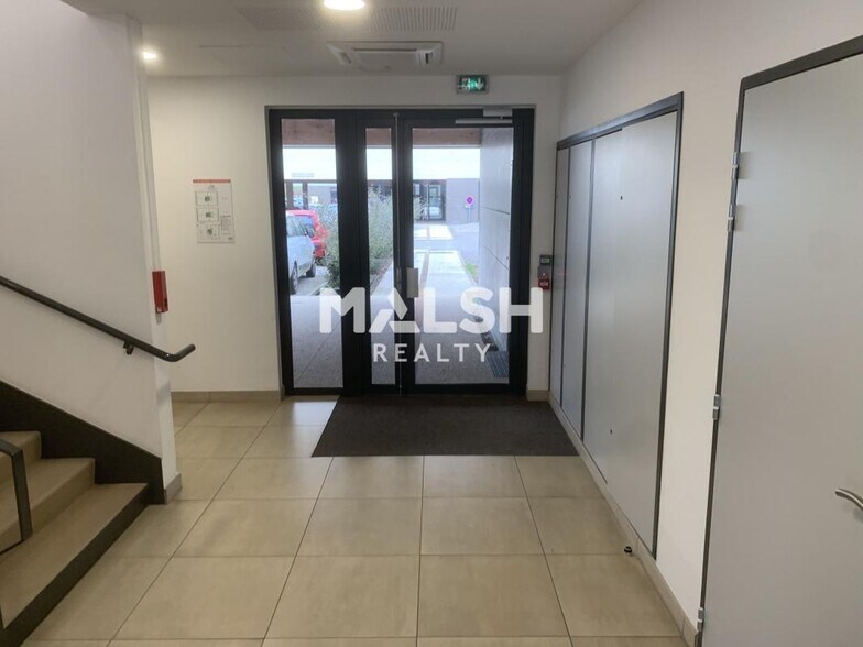 Office in Beynost for lease - Lobby - Image 1 of 6