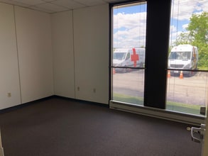 10151-10167 Corporate Square Dr, Creve Coeur, MO for lease Interior Photo- Image 2 of 11