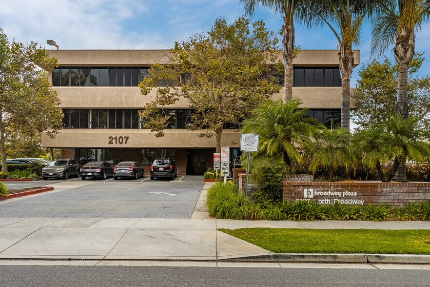 2107 N Broadway, Santa Ana, CA à vendre - Photo du bâtiment - Image 2 de 24