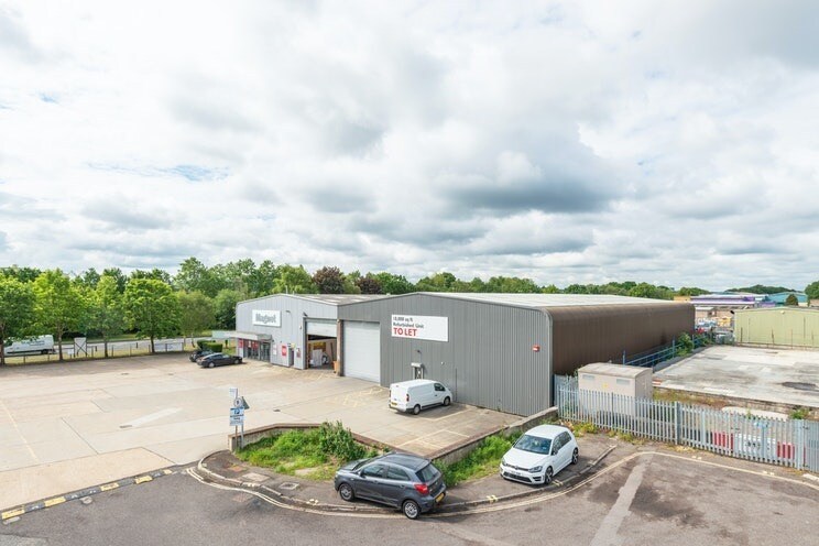 17-17a Invincible Rd, Farnborough à louer - Photo du bâtiment - Image 2 de 3