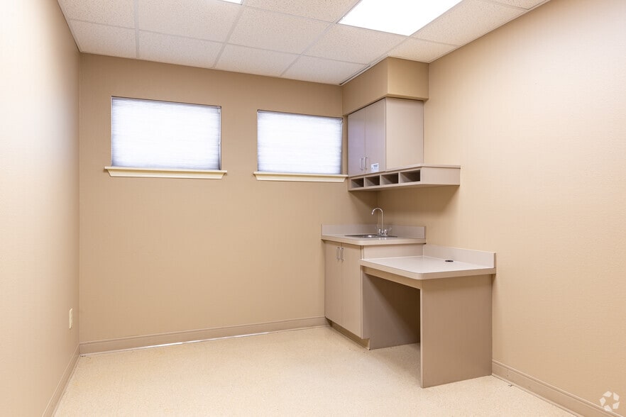 2435 W Oak St, Denton, TX for lease - Interior Photo - Image 2 of 18