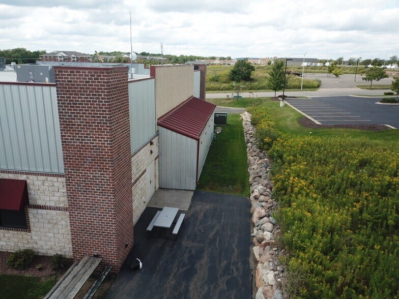 7802 Meadow Rock Dr, Weston, WI à vendre - Photo du bâtiment - Image 2 de 10