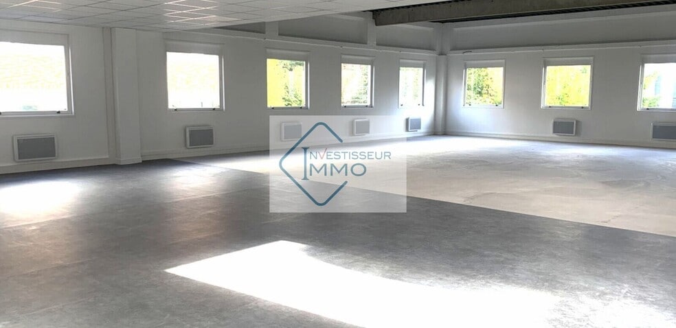Flex in Verrières-le-Buisson for lease - Interior Photo - Image 3 of 5