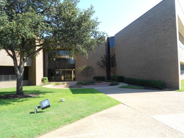 3833 S Texas Ave, Bryan, TX à louer - Photo du bâtiment - Image 3 de 14
