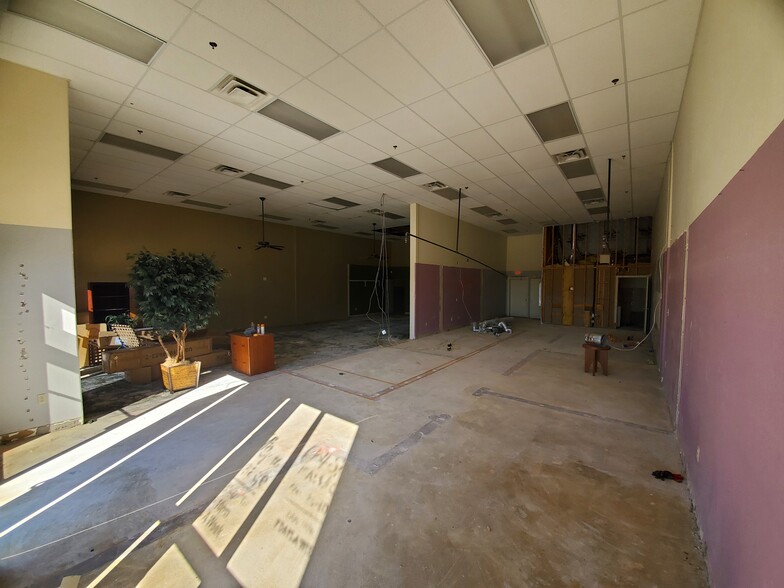 6740 E University Dr, Mesa, AZ for lease - Building Photo - Image 3 of 29