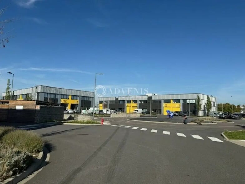 Flex in Poissy for lease - Building Photo - Image 2 of 10