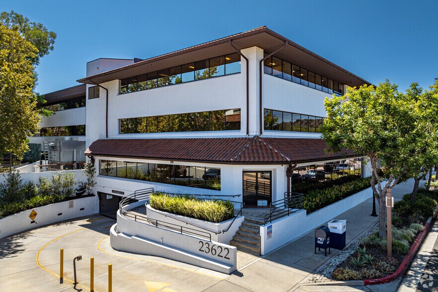 23622 Calabasas Rd, Calabasas, CA à louer - Photo du bâtiment - Image 1 de 4