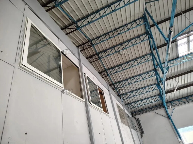 Flex in Noisy-le-Sec for lease - Interior Photo - Image 2 of 7