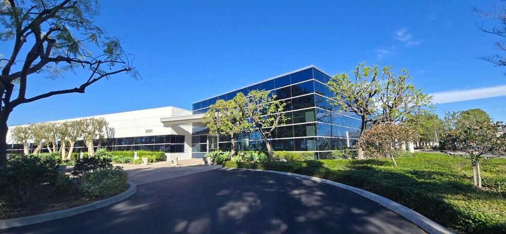 5001 E La Palma Ave, Anaheim, CA à vendre - Photo du bâtiment - Image 1 de 11