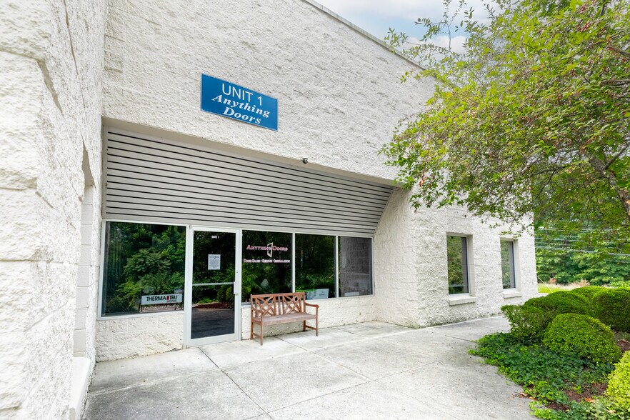 1030 McConville Rd, Lynchburg, VA à vendre - Photo du bâtiment - Image 1 de 32