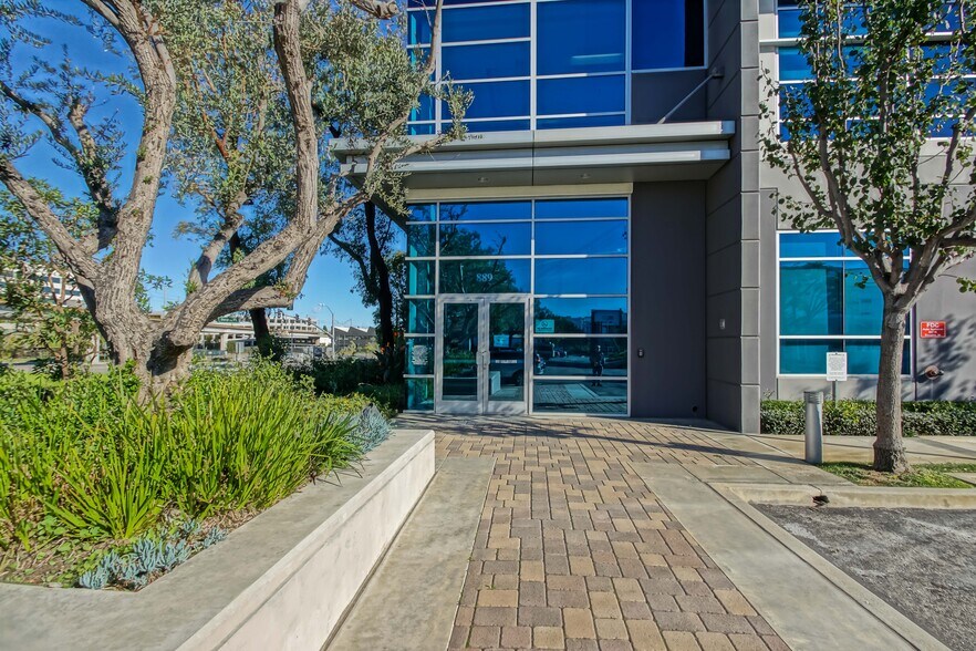 887-889 N Douglas St, El Segundo, CA à louer - Photo du bâtiment - Image 2 de 29